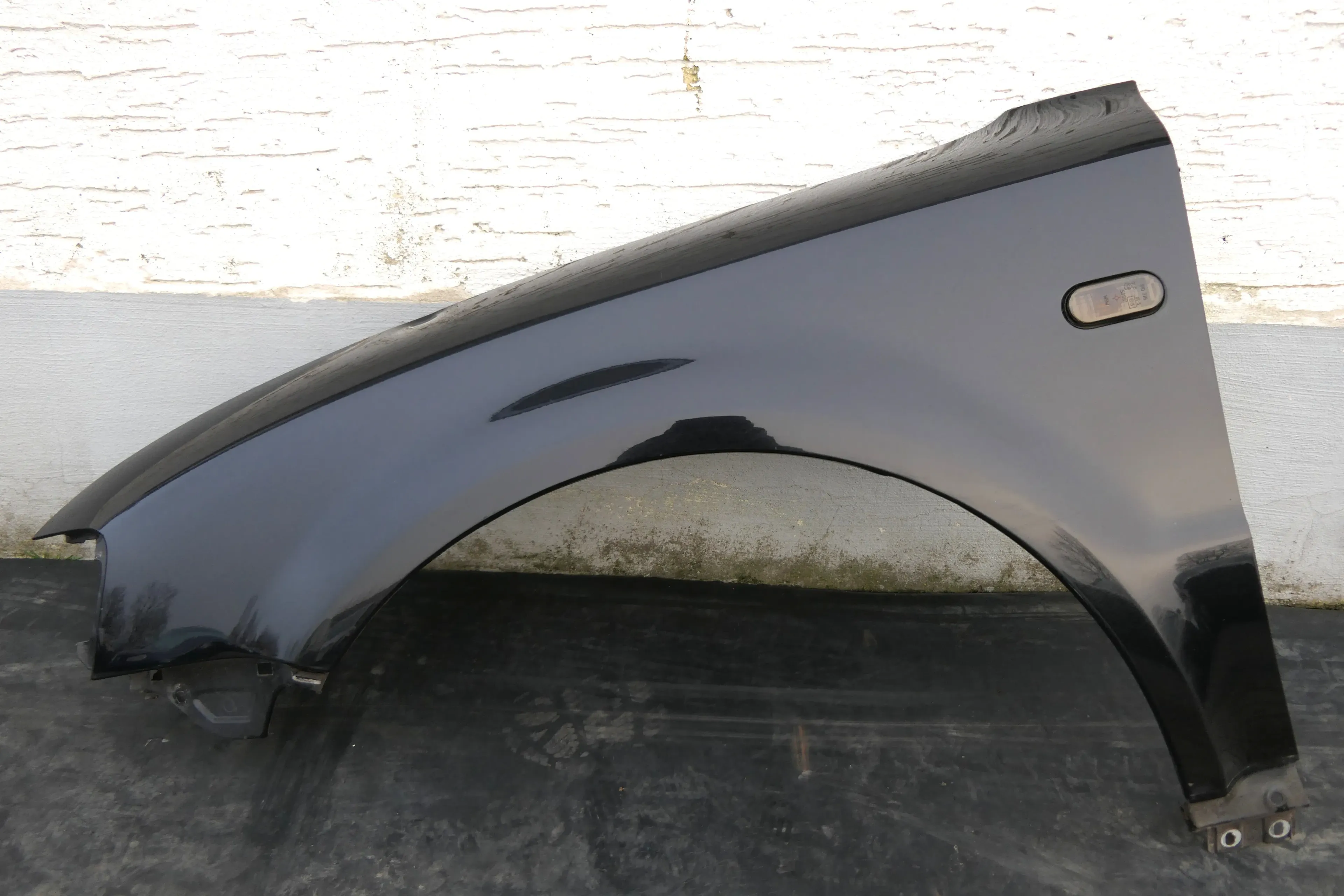 VW Passat 3B Kotflügel vorne links schwarz LC9Z metallic DELLE - Bild 1