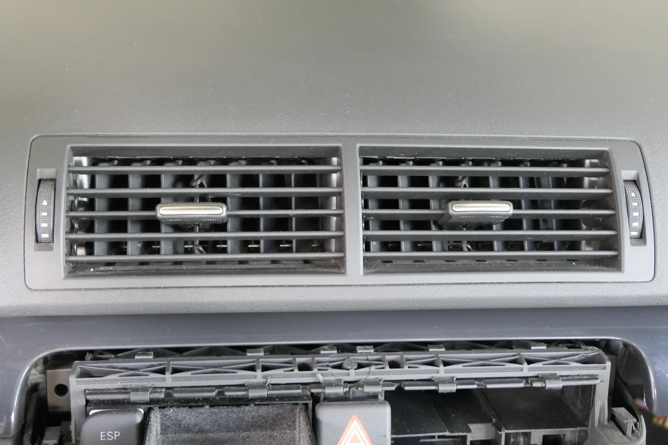 Audi A4 8E B6 B7 Lüftungsdüse Düse Lüftung Mitte 8E0820951H Lüftungsgitter schwa - Bild 1