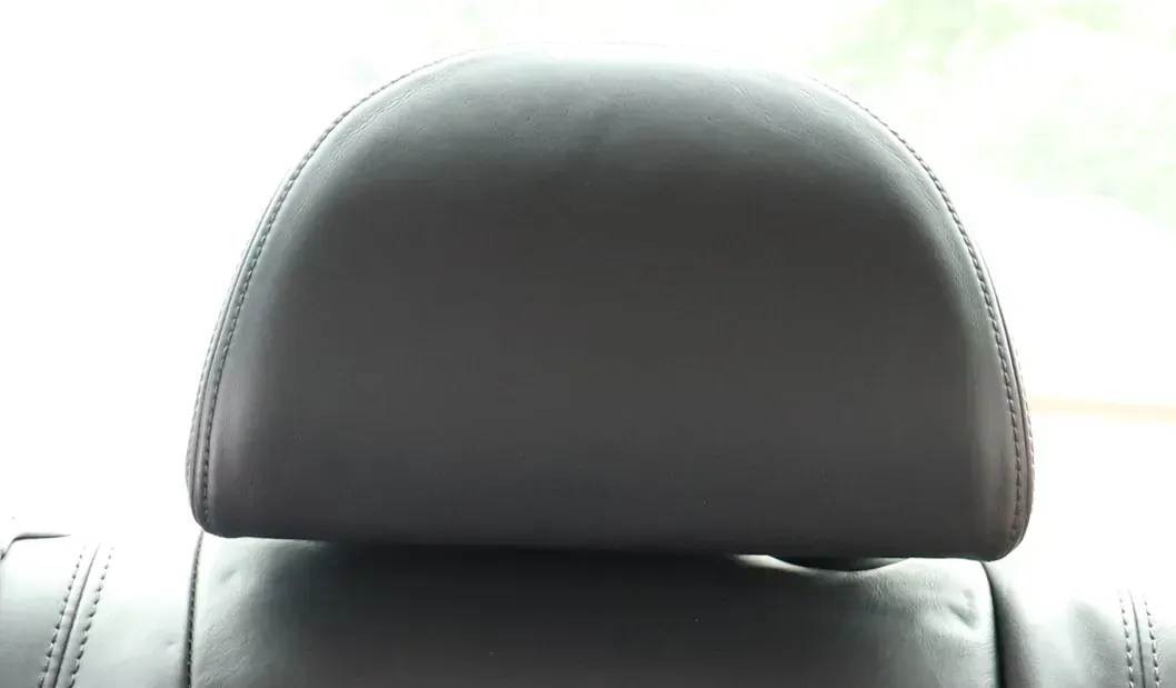 Skoda Superb 3U Kopfstütze Sitz Sitze hinten in der Mitte mittig onyx Leder - Bild 1
