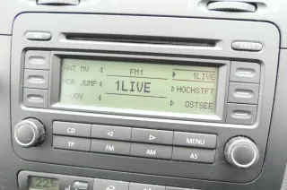 VW Golf 5 Radio CD Player Original RCD300 1K0035186J mit Code - Bild 1
