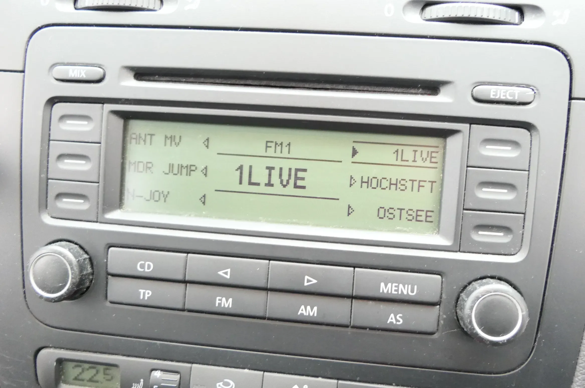 VW Golf 5 Radio CD Player Original RCD300 1K0035186J mit Code - Bild 1