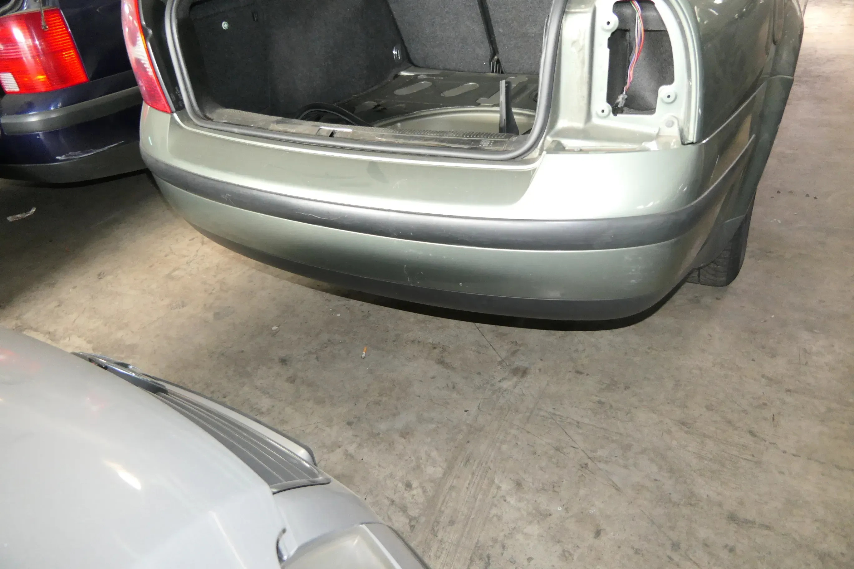VW Passat 3BG 3B3 Limousine Stoßstange hinten Heckstoßstange grün LA6W - Bild 1