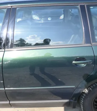 VW Passat 3B 3BG Kombi Variant Tür hinten links grün LC6N - 107796 - Bild 1