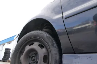 VW Polo 6N2 Kotflügel vorne links schwarz LC9Z (bis auf den Schweller) - Bild 2