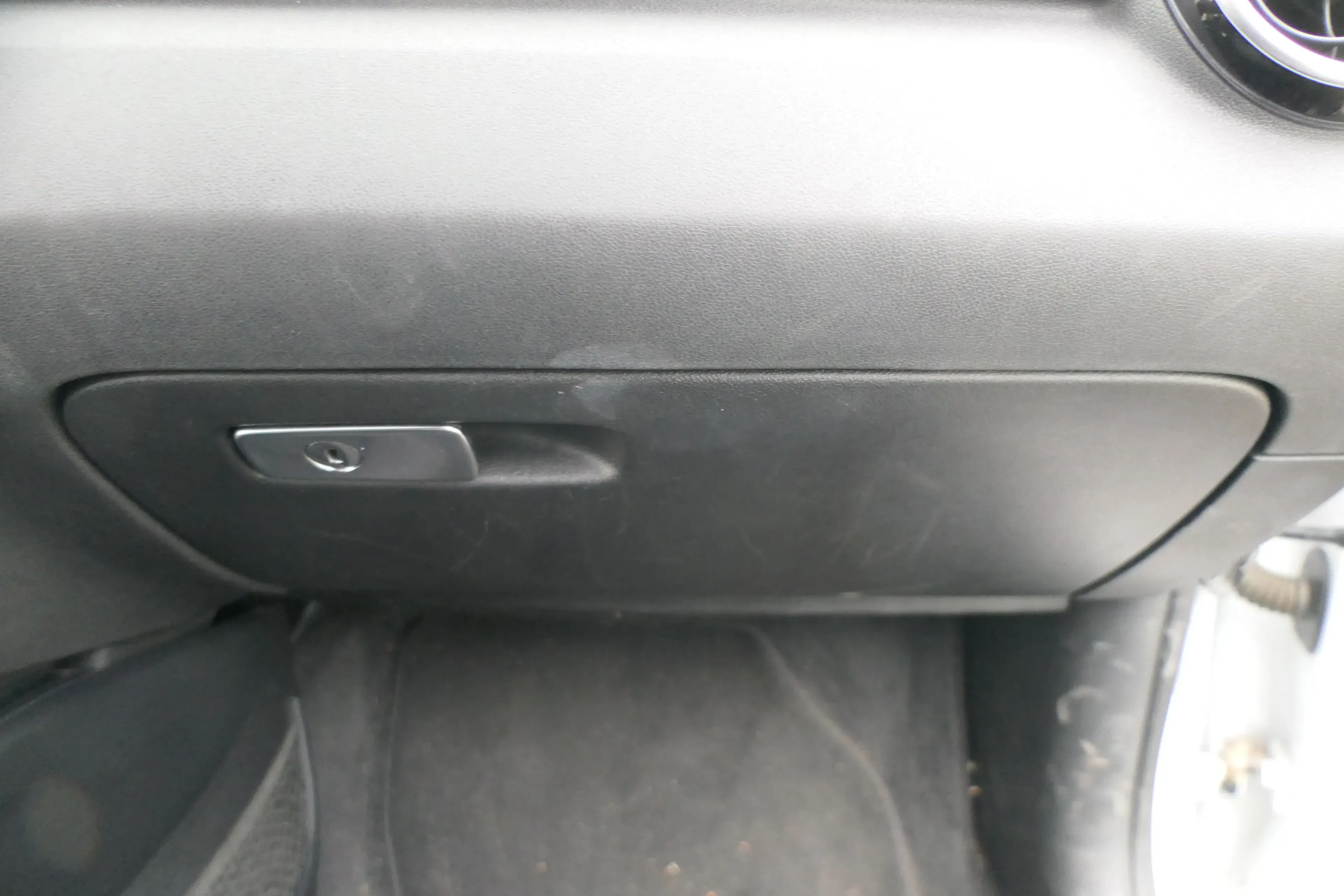 Audi A1 1X Handschuhfach Griff für Handschuhfachdeckel Deckel Klappe schwarz - Bild 1