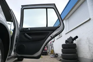 1x VW Golf 4 1J Limousine Türverkleidung Verkleidung Tür hinten rechts schwarz - Bild 1