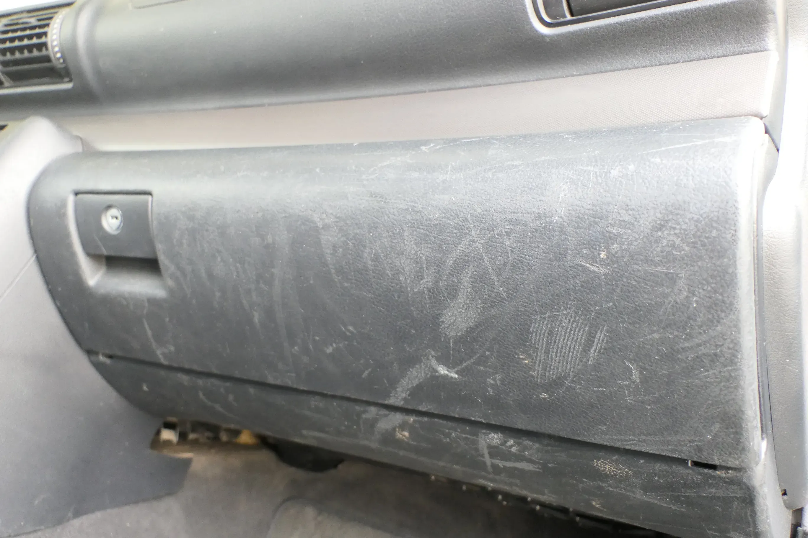 Audi A4 B5 Handschuhfach schwarz Handschuhfachdeckel Deckel Klappe Kratzer - Bild 1