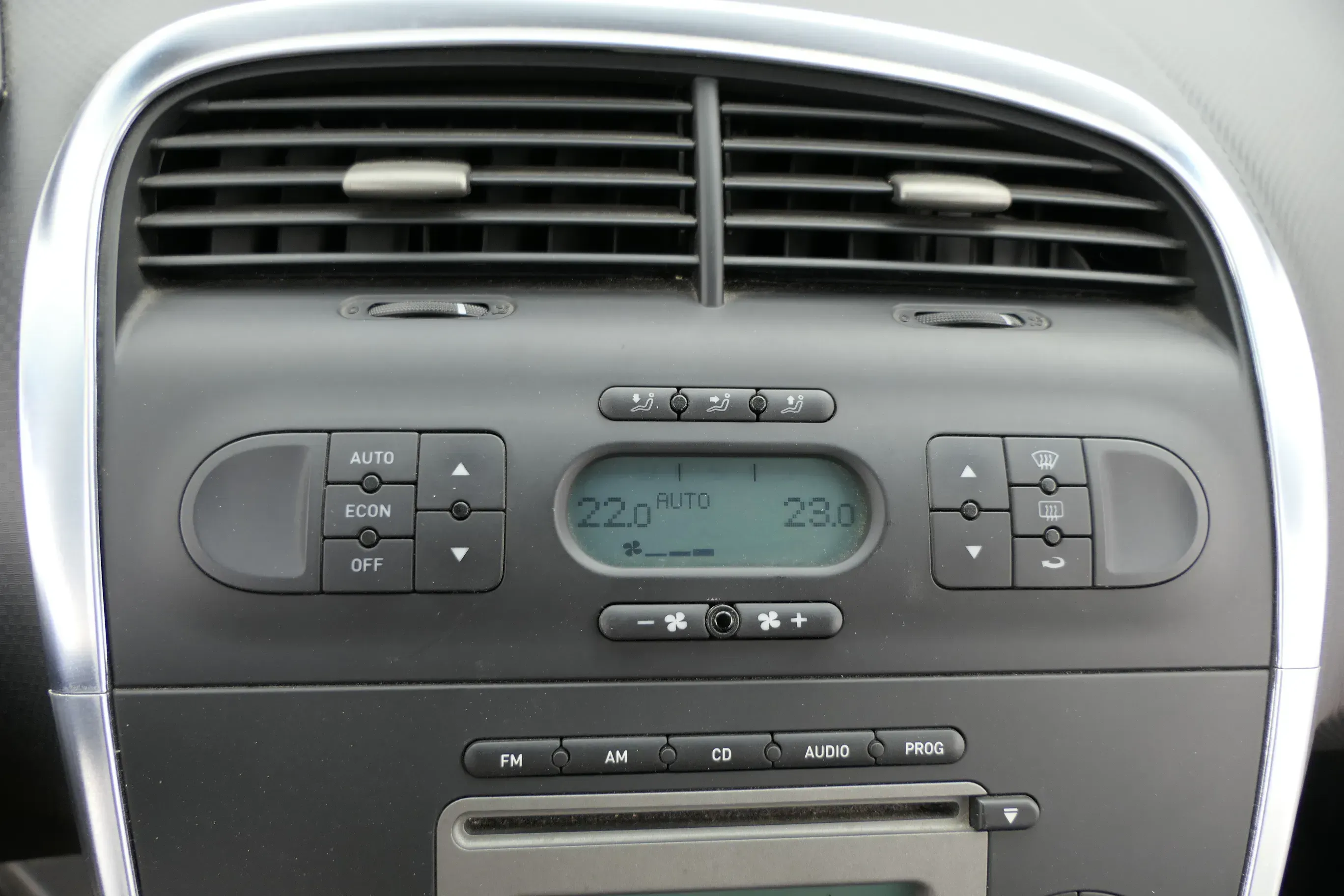 Seat Alatea 5P Mittelkonsole Verkleidung über Radio Klappe Lüftungsdüse schwarz - Bild 1