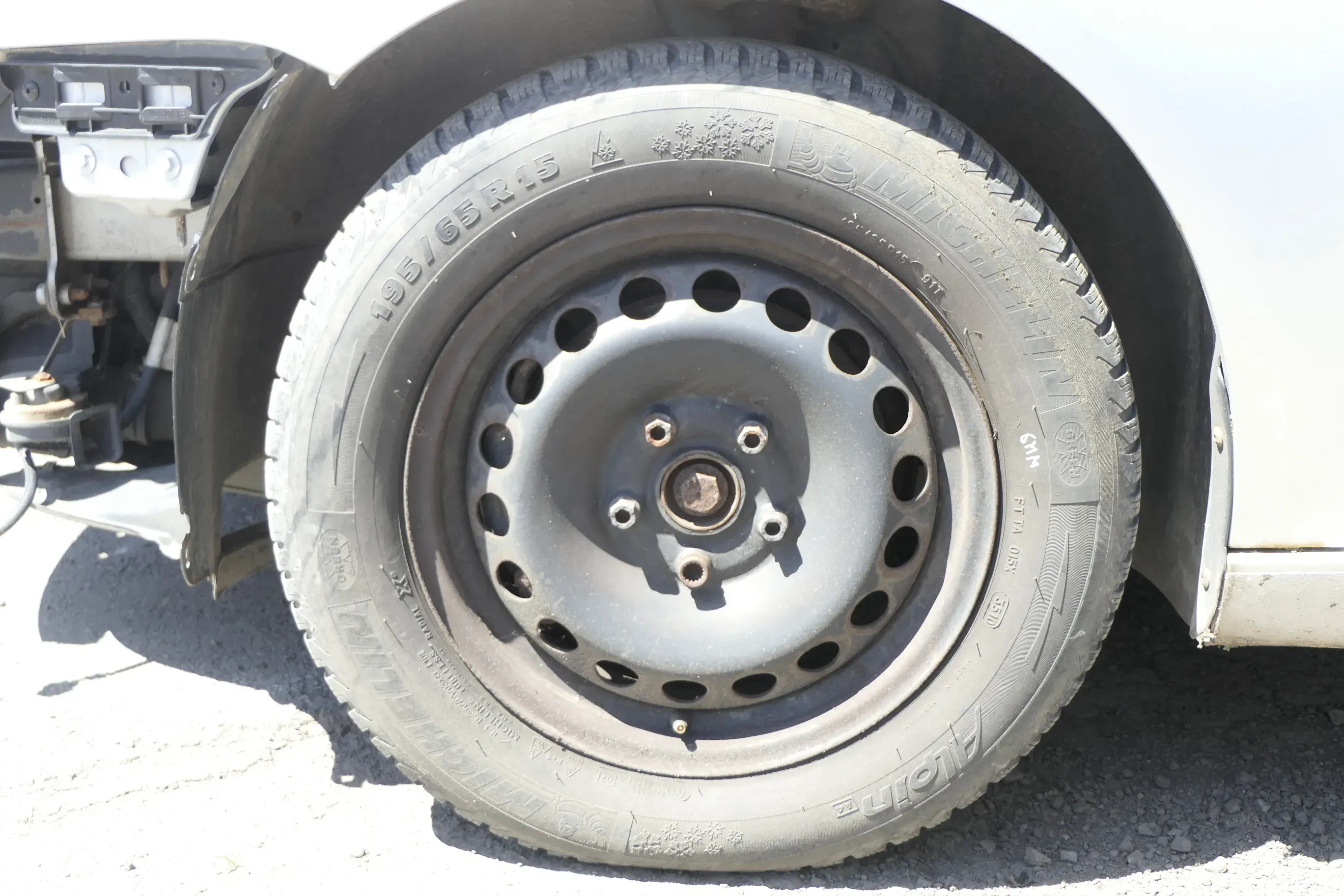 VW Golf 6 Caddy 195/65 R15 91T Winterreifen M+S Felgen 6jx15H2 ET47  ca. 6mm - Bild 1