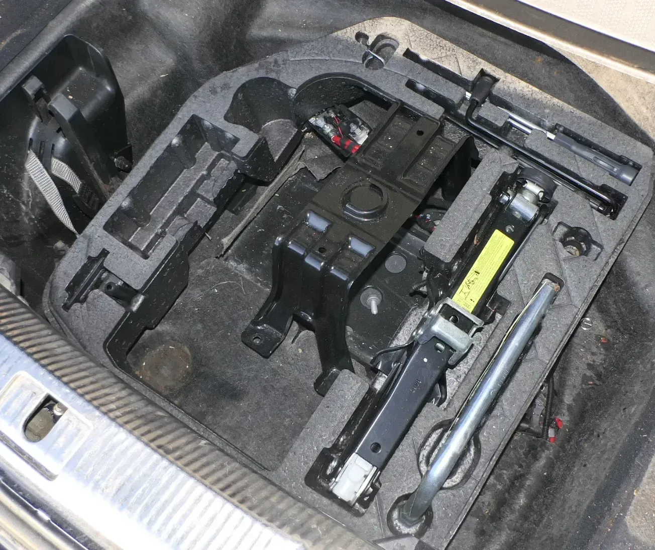 Audi A4 8K Bordwerkzeug Pannenset MIT Wagenheber für KeinNotrad Styropor - Bild 1