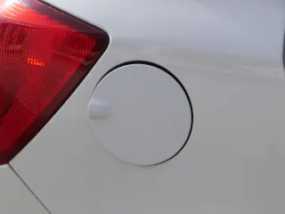 Skoda Fabia 5J Limousine Tankdeckel Deckel Tank Tankverschluß weiß LF9E - Bild 1