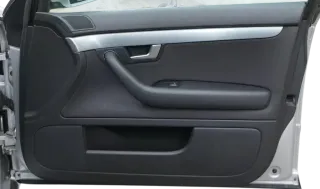 1x A4 8E B7 Türverkleidung Verkleidung Tür vorne rechts soul schwarz Griff Öffne - Bild 1
