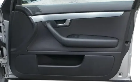 1x A4 8E B7 Türverkleidung Verkleidung Tür vorne rechts soul schwarz Griff Öffne