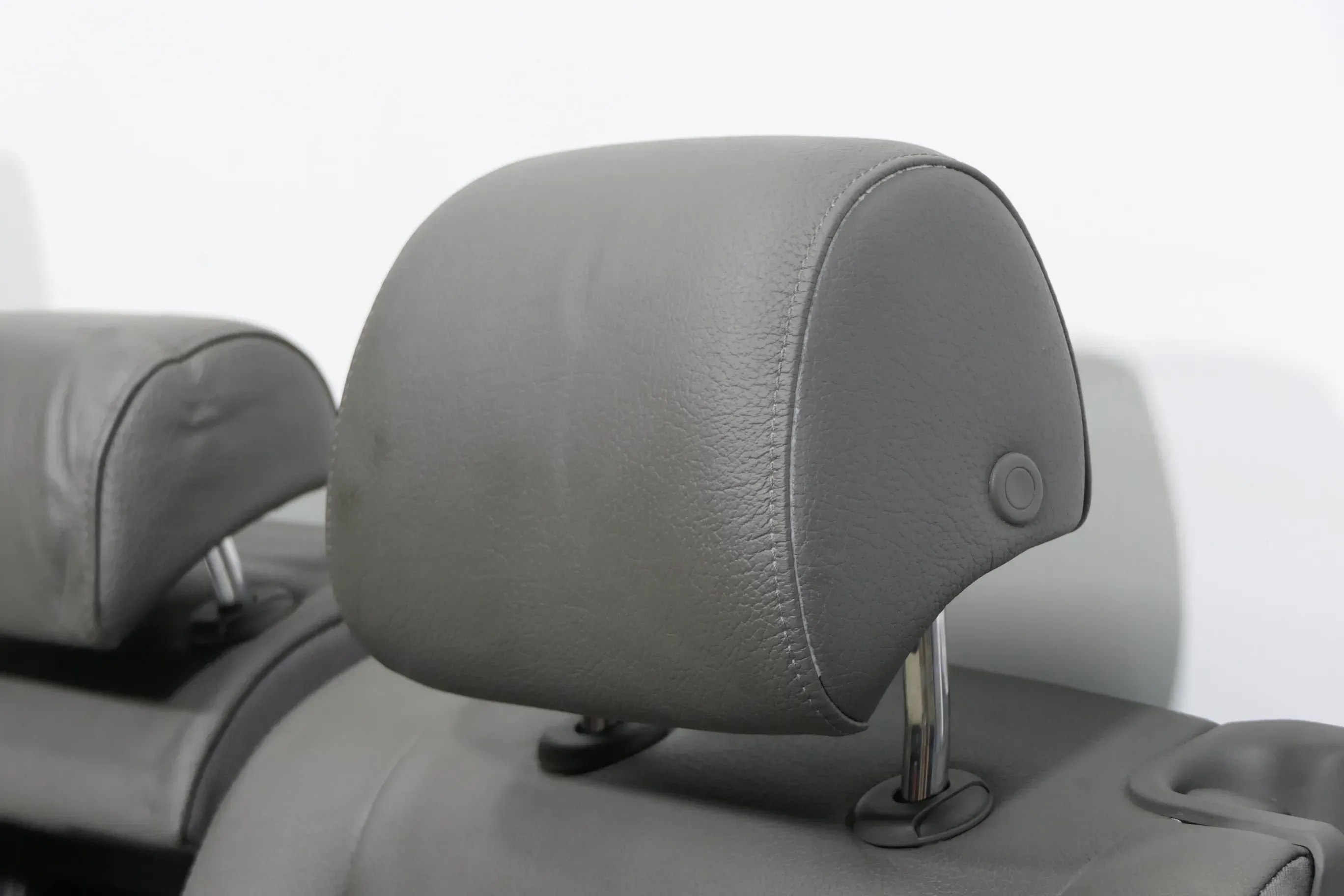 Audi A4 B6 8E Kopfstütze hinten links Leder grau - Bild 1