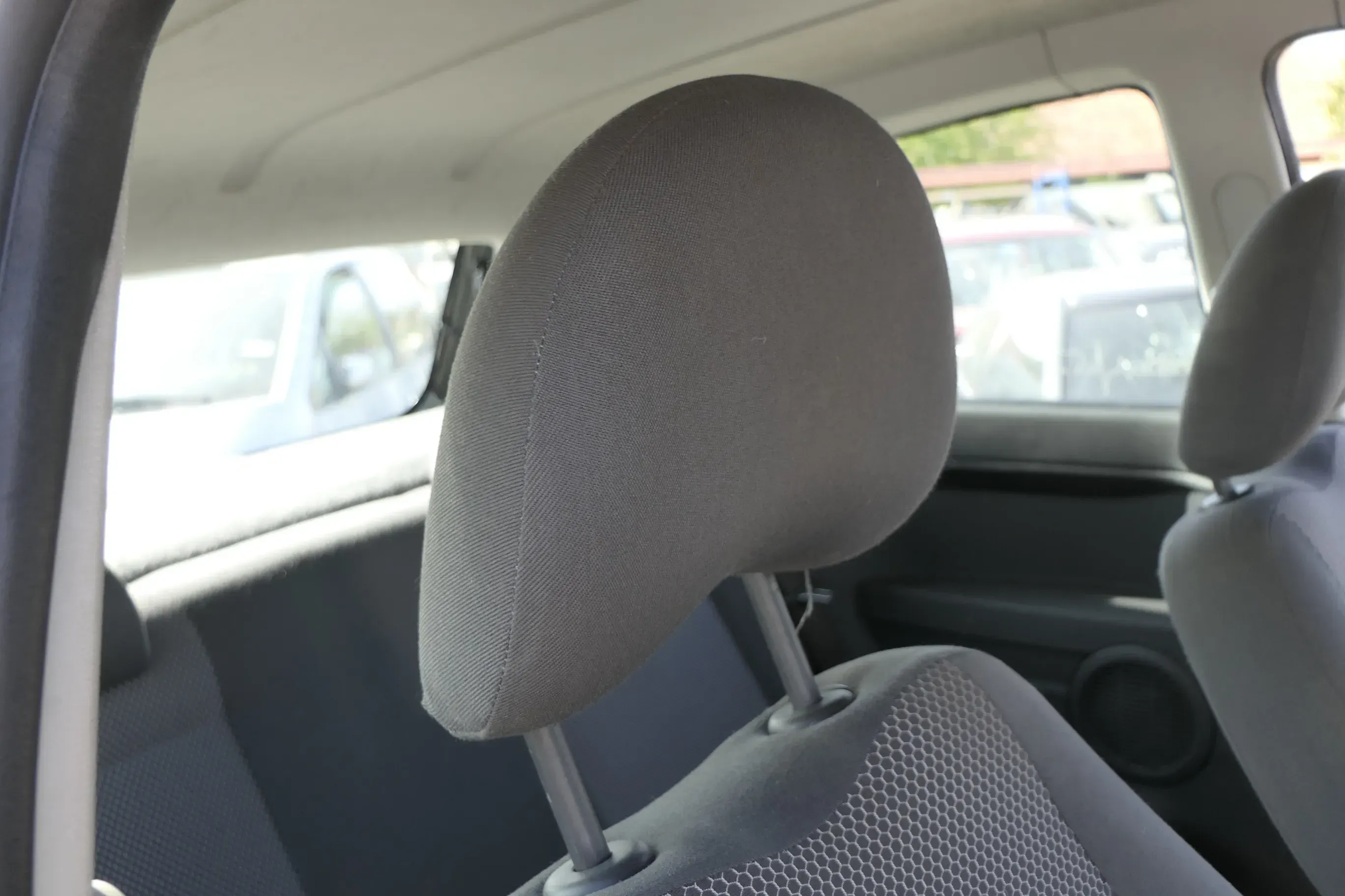 + VW Fox 5Z Kopfstütze vorne links oder rechts - Bild 1