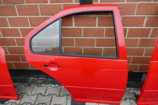VW Bora Tür hinten rechts nur Limousine rot LP3G (ohne die große Scheibe) - Bild 1