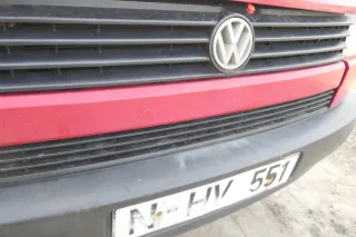 VW T4 kurze Version Grill Kühlergrill VW Zeichen Logo rot LK3A 701853653 - Bild 4