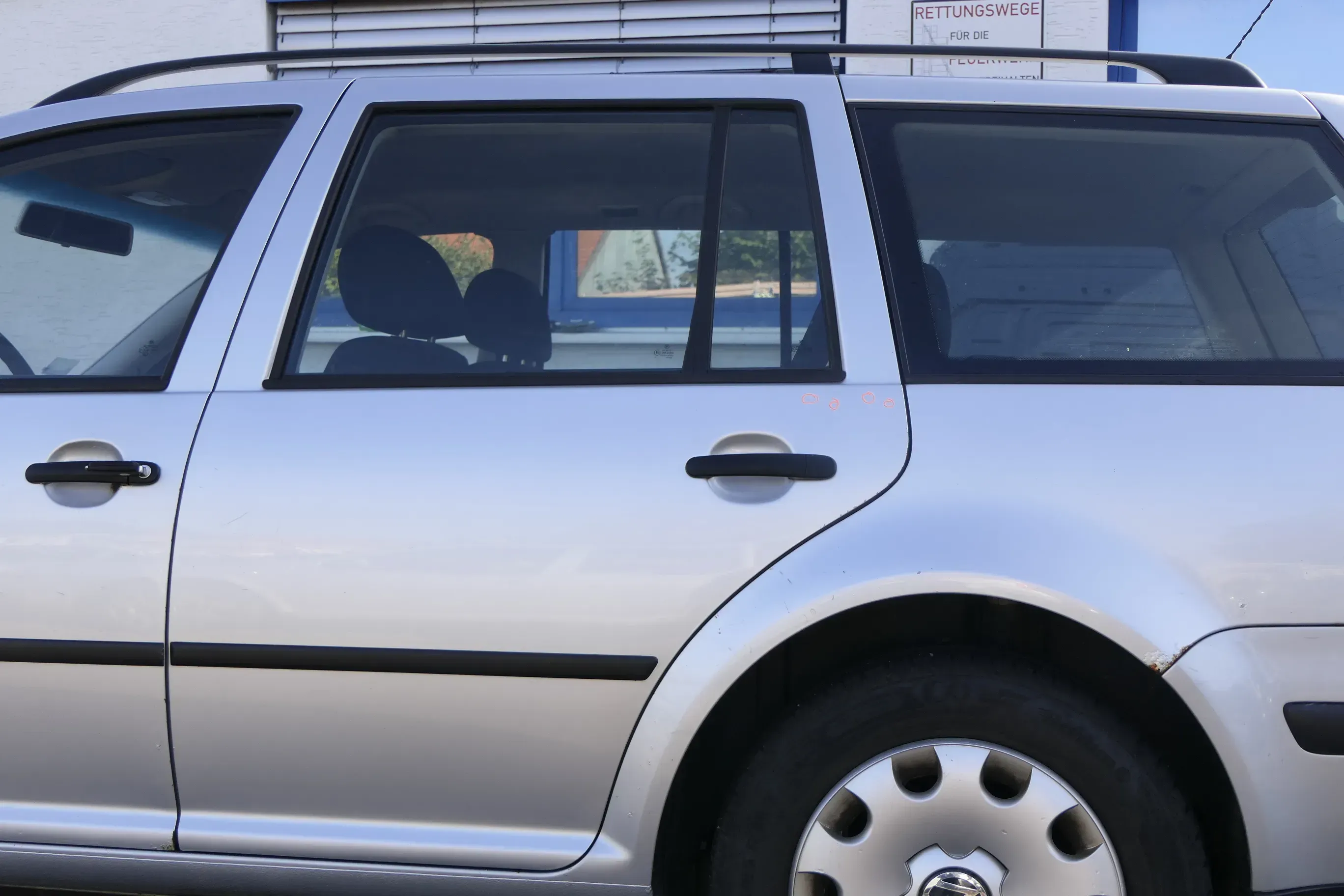 VW Golf 4 Bora Tür hinten links nur Kombi / Variant silber LA7W - ohne Anbauteil - Bild 1