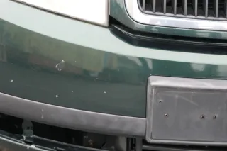 Skoda Fabia 6Y Stoßstange Stoßfänger vorne silber grün LF8C 2000-2004 - Bild 4