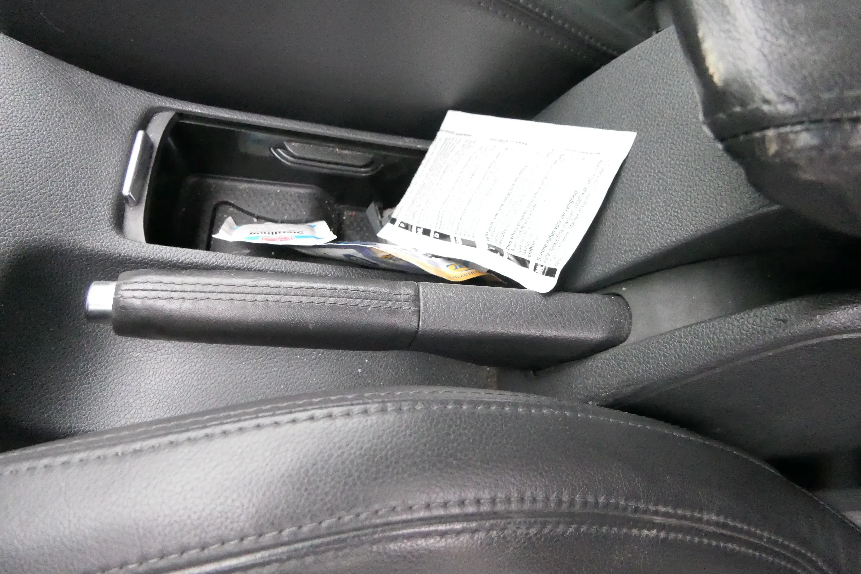 VW Golf 5 1K Handbremse Feststellbremse Handbremshebel schwarz Leder - Bild 1