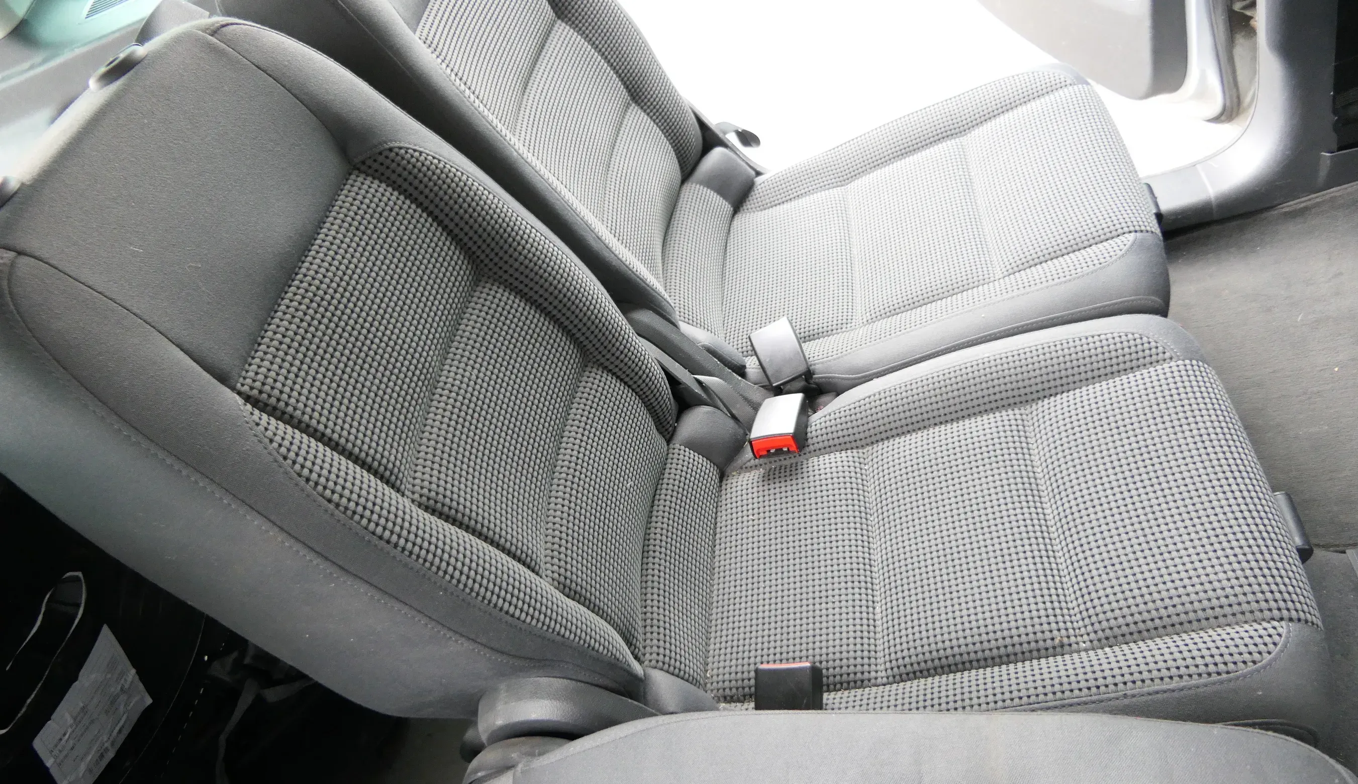 VW Touran 1T Sitz hinten mitte mittig (1. Reihe) Rücksitz anthrazit - 108622 - Bild 1