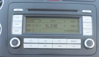 VW Golf 5 V Plus 6 VI Touran Caddy CD Radio RCD 300 1K0035186R mit Code - Bild 1