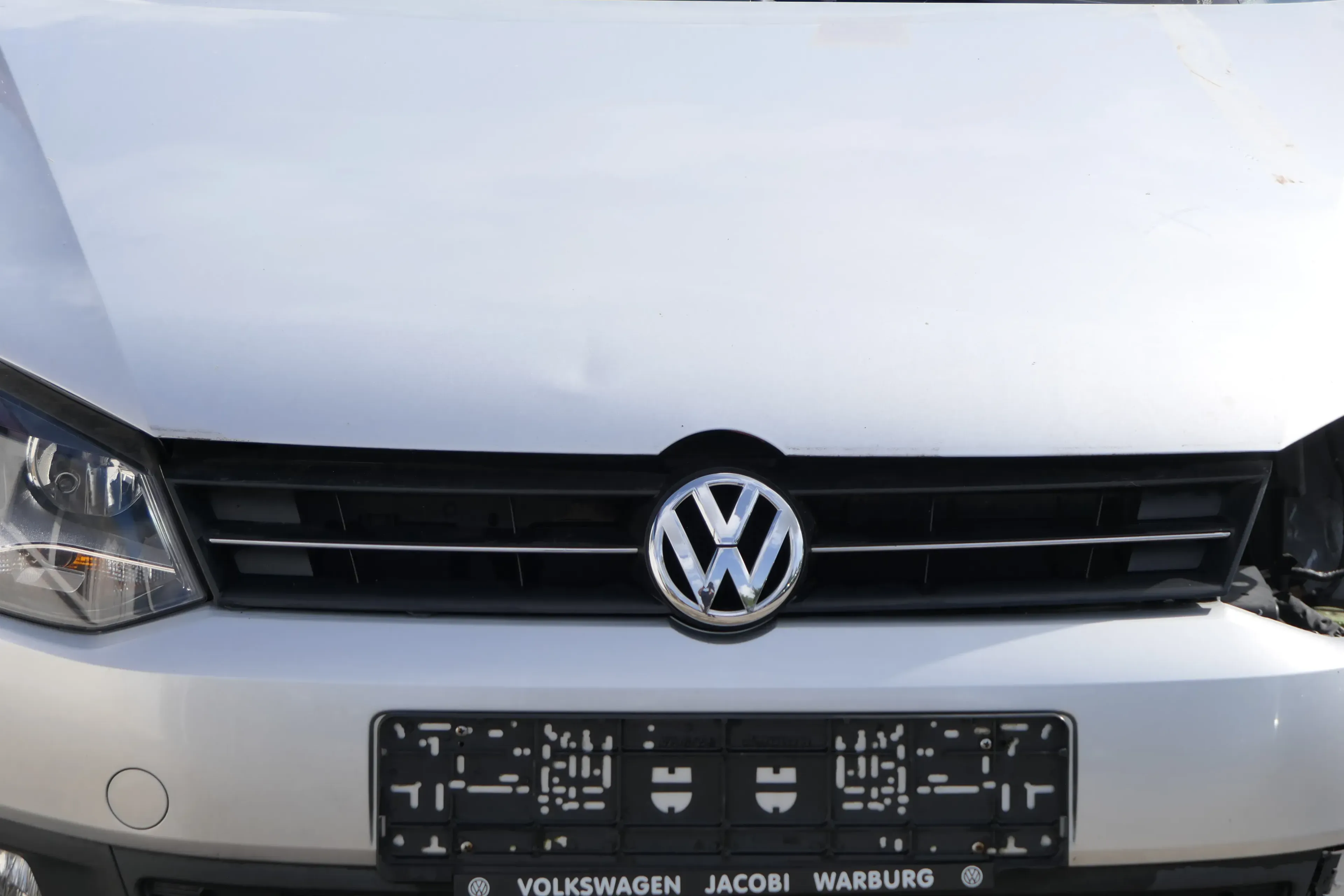 VW Polo 6R Kühlergrill vorne Grill VW Zeichen schwarz 6R0853651C schwarz chrom - Bild 1