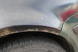 VW Golf 4 1J Kotflügel vorne rechts schwarz Rost - Bild 3