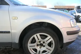 VW Passat 3B Kotflügel vorne rechts silber LB7Z grau - Bild 1