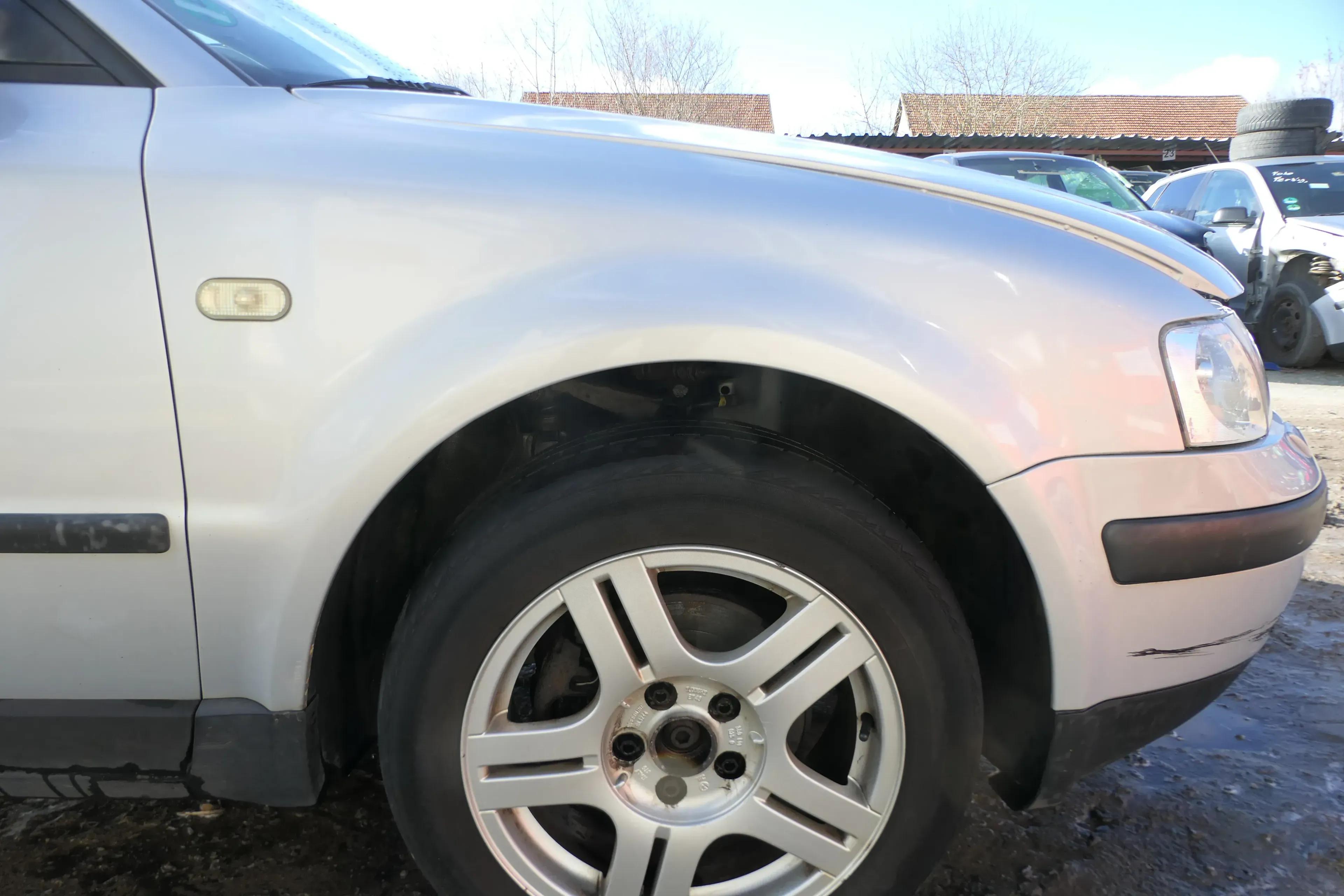 VW Passat 3B Kotflügel vorne rechts silber LB7Z grau - Bild 1