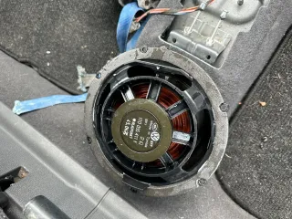 VW Touran 1T Eos Box Lautsprecher 1T0035411K Tiefton in Tür - Bild 2