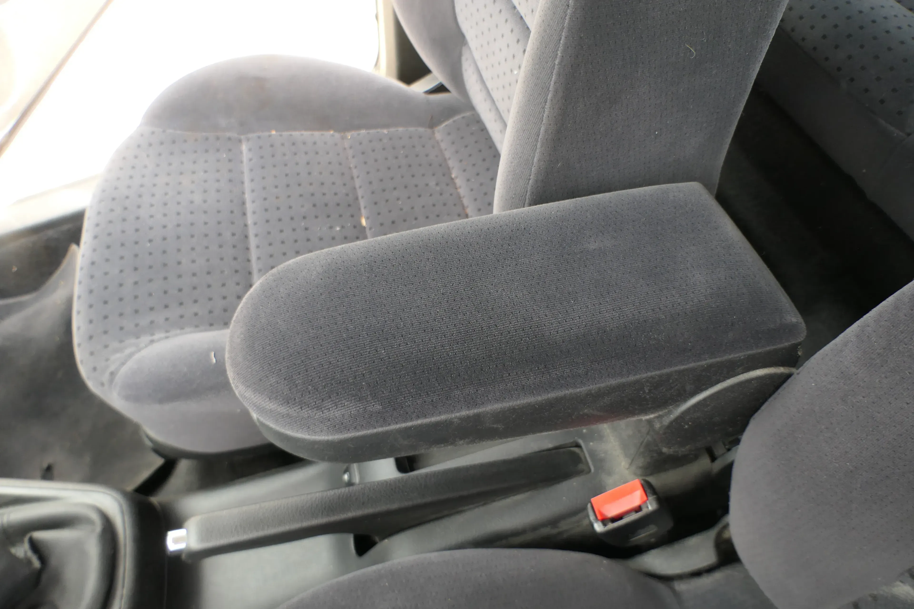 VW Golf 4 Bora Mittelarmlehne Armlehne original mitte schwarz Velour - Bild 1
