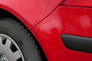 VW Golf 4 Limousine Stoßstange hinten Heckstoßstange Stoßfänger rot LP3G - Bild 17