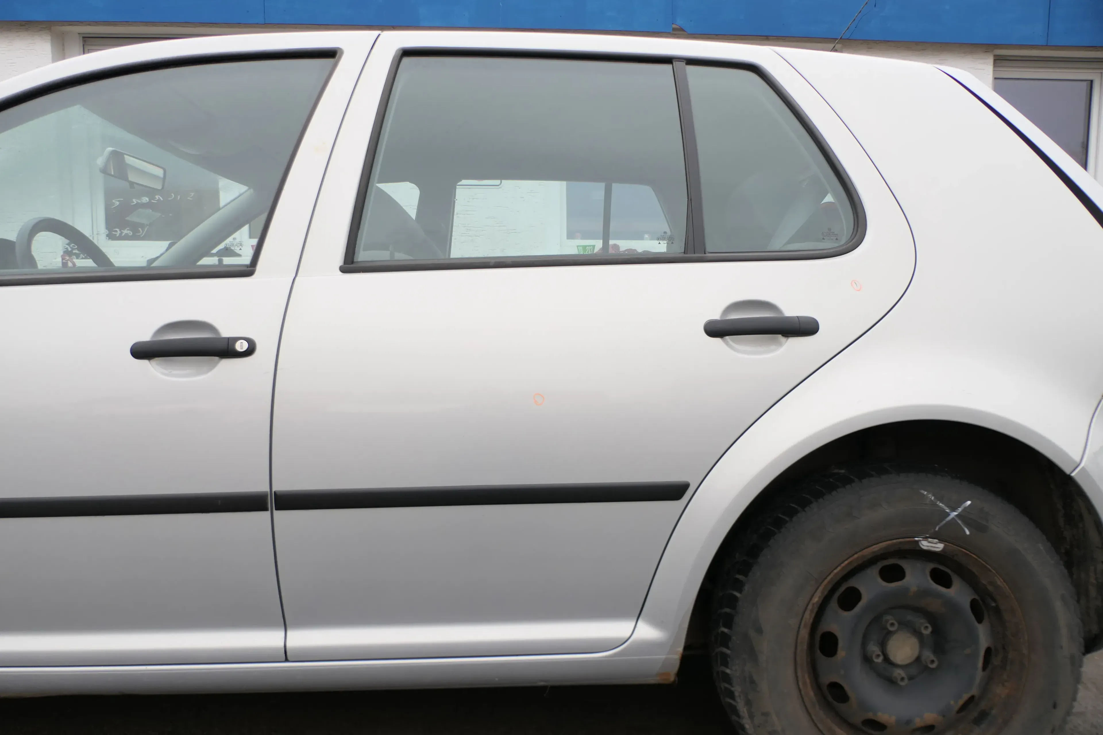 VW Golf 4 Limousine Tür hinten links silber grau LB7Z (KEINkombi) - Bild 1