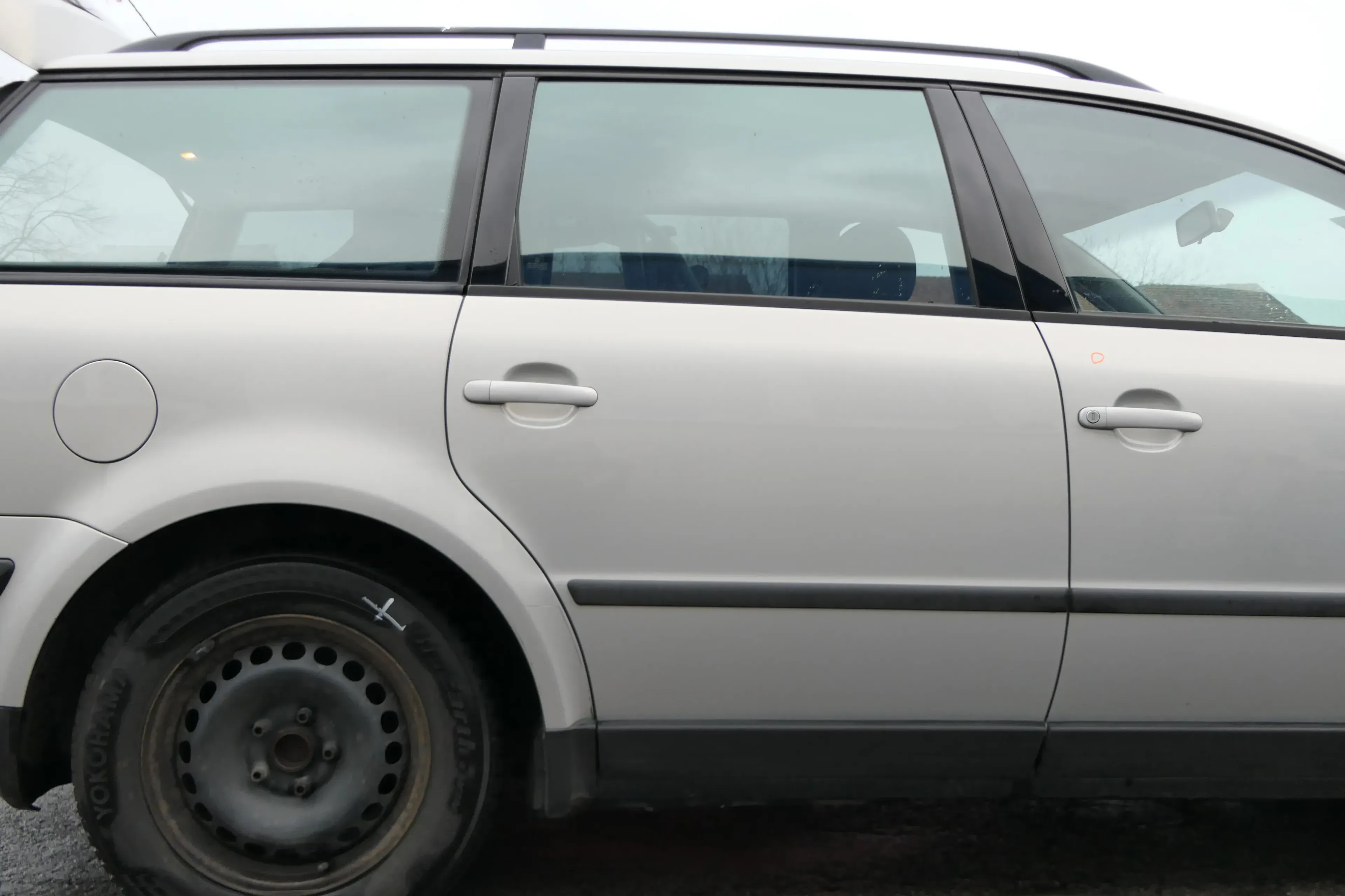 VW Passat 3B 3BG 3B6 Kombi Avant Tür hinten rechts mit Scheibe grau silber LB7Z - Bild 1
