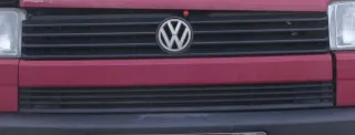 VW T4 kurze Version Grill Kühlergrill VW Zeichen Logo rot LK3A 701853653 - Bild 1