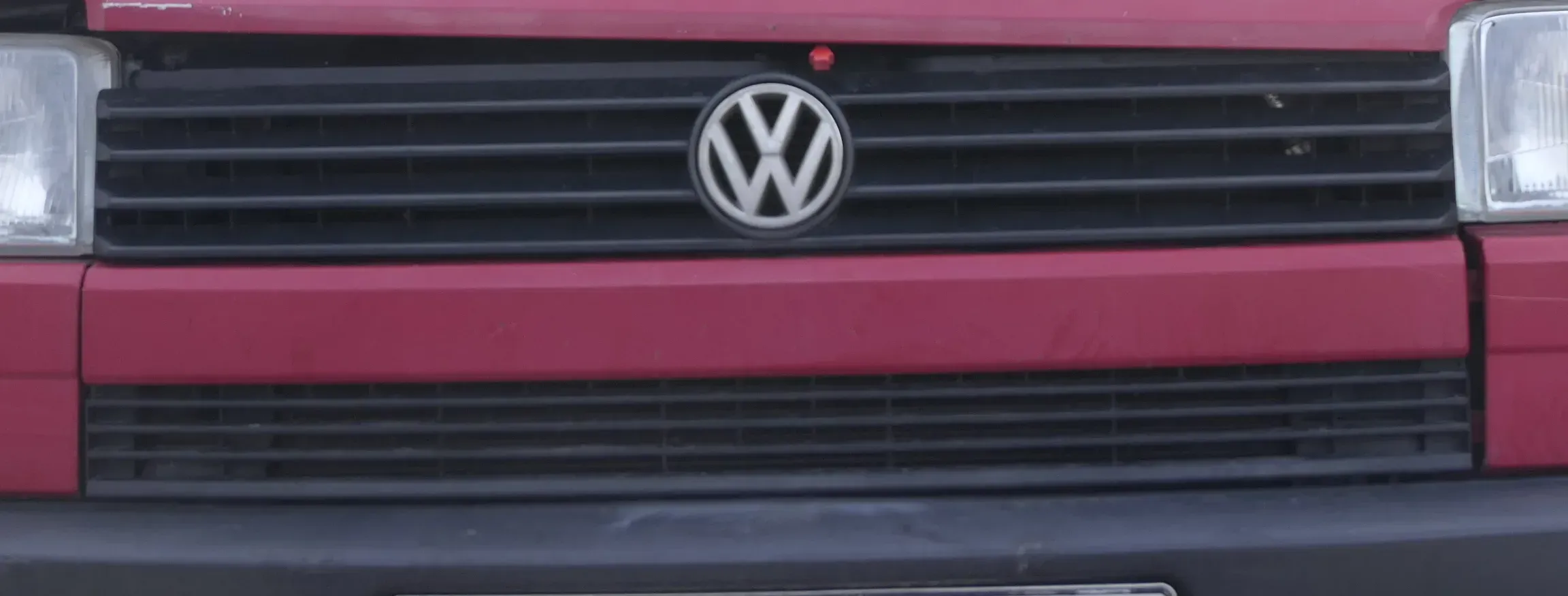 VW T4 kurze Version Grill Kühlergrill VW Zeichen Logo rot LK3A 701853653 - Bild 1