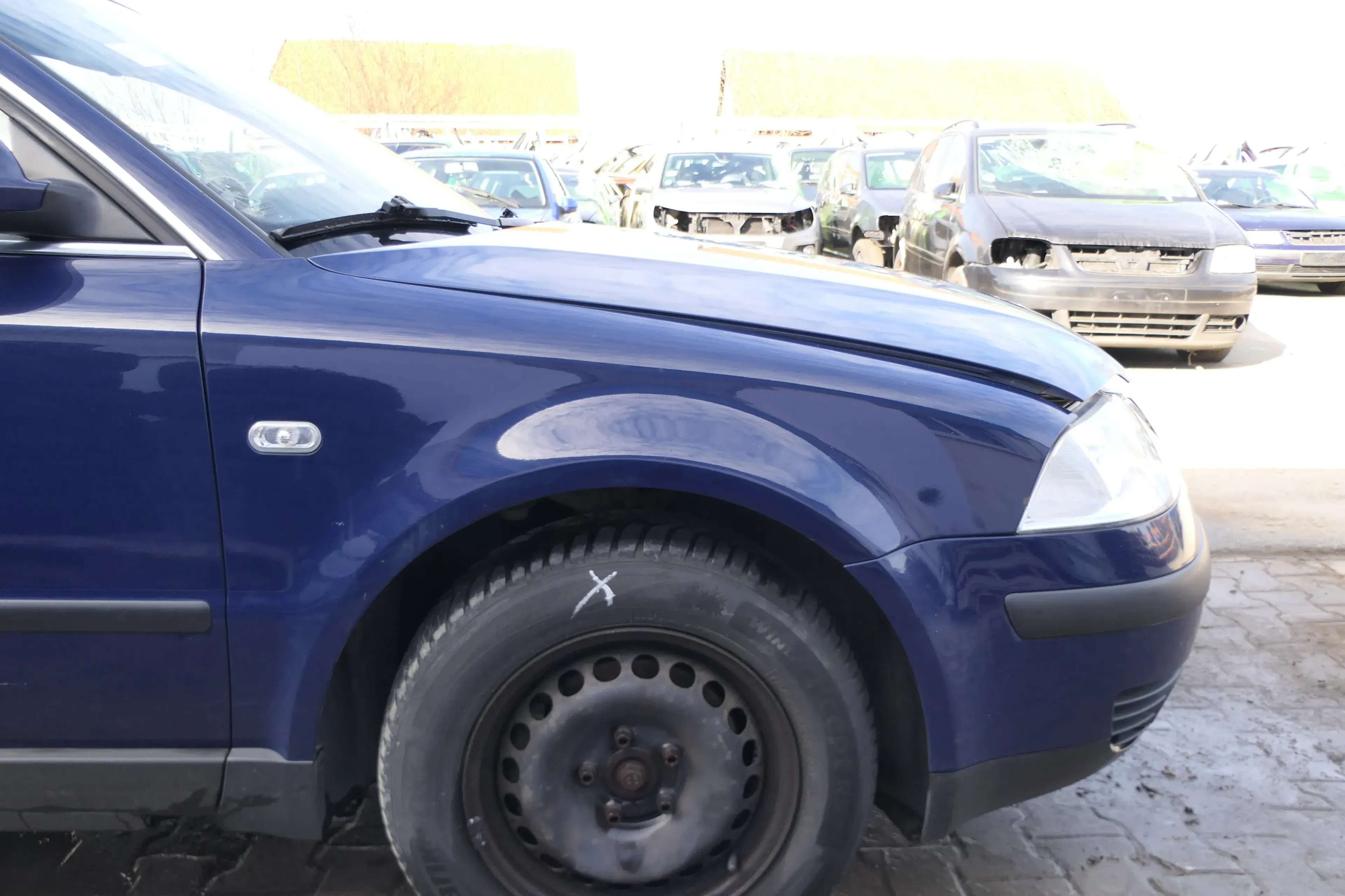 VW Passat 3BG 3B6 Kotflügel vorne rechts blau LA5E (Blinkerloch) - Bild 1