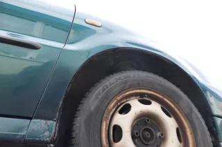 VW Polo 6N 6N1 Kotflügel vorne rechts grün LC6P - Mängel - Delle - Rost !!! - Bild 2