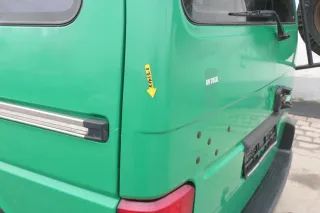 VW T4 Transporter Heckklappe Klappe hinten Kofferraumklappe grün Polizei Scheibe - Bild 3