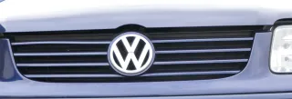 VW Polo 6N2 VW Zeichen Kühlergrill Grill blau LB5N indigoblau - Bild 1