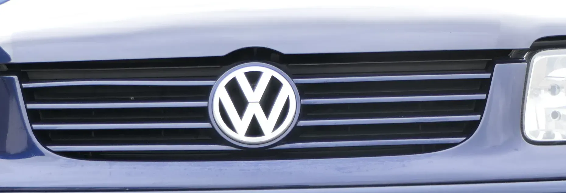 VW Polo 6N2 VW Zeichen Kühlergrill Grill blau LB5N indigoblau - Bild 1
