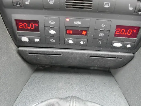 Audi A6 4B Aschenbecher vorne 4B0857951S Ascher Blende für Navi