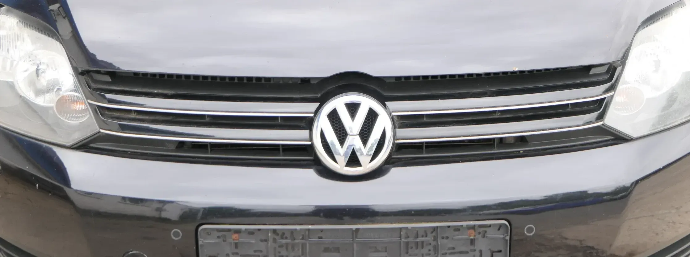 Golf Plus 5M Grill Kühlergrill VW Zeichen Logo schwarz ab ca. 2009 Chrom Emblem - Bild 1