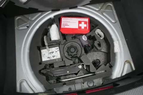Audi A3 8P Bordwerkzeug Pannenset Wagenheber Werkzeug Abschlepphaken Kompressor