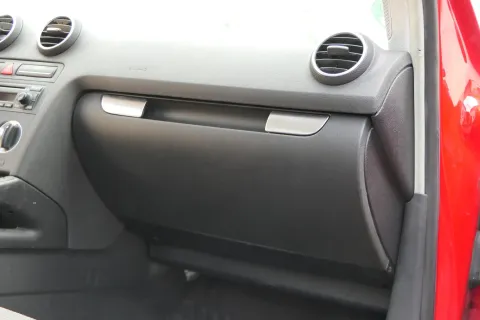 Audi A3 8P Handschuhfach schwarz Handschuhfachdeckel Deckel Klappe Sportback