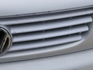 VW Polo 6N Kühlergrill Grillleiste vorne + Leiste Grill silber LB7Z - Bild 4