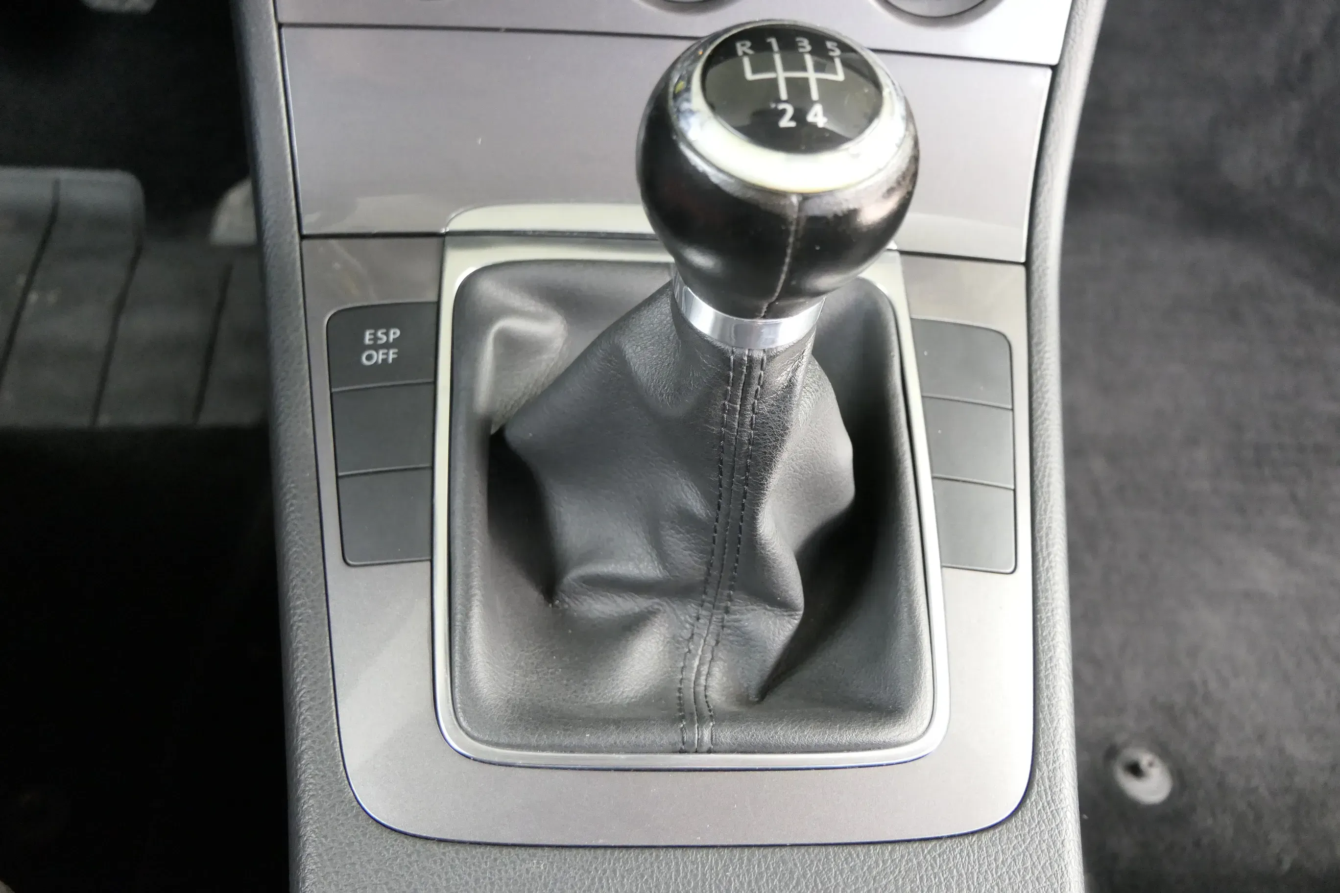 VW Passat 3C 5-Gang Schaltknauf Schaltsack Schaltung Schaltknüppel original Sch - Bild 1