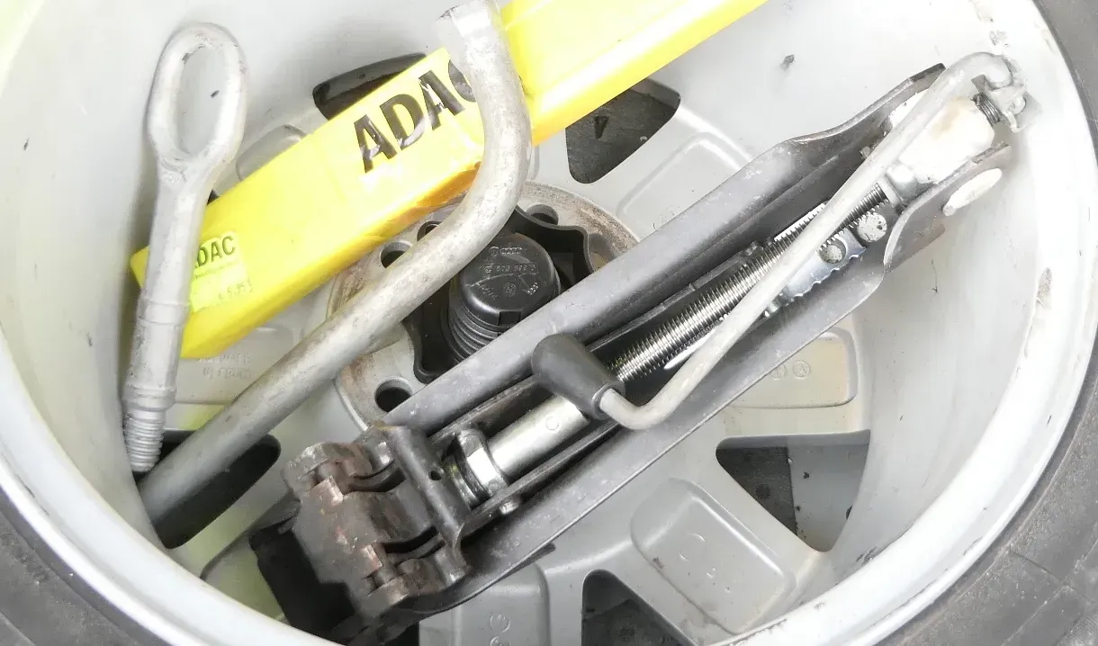 VW Golf 5 1K 6 Plus Bordwerkzeug Pannenset Wagenheber für Ersatzrad Notrad - Bild 1