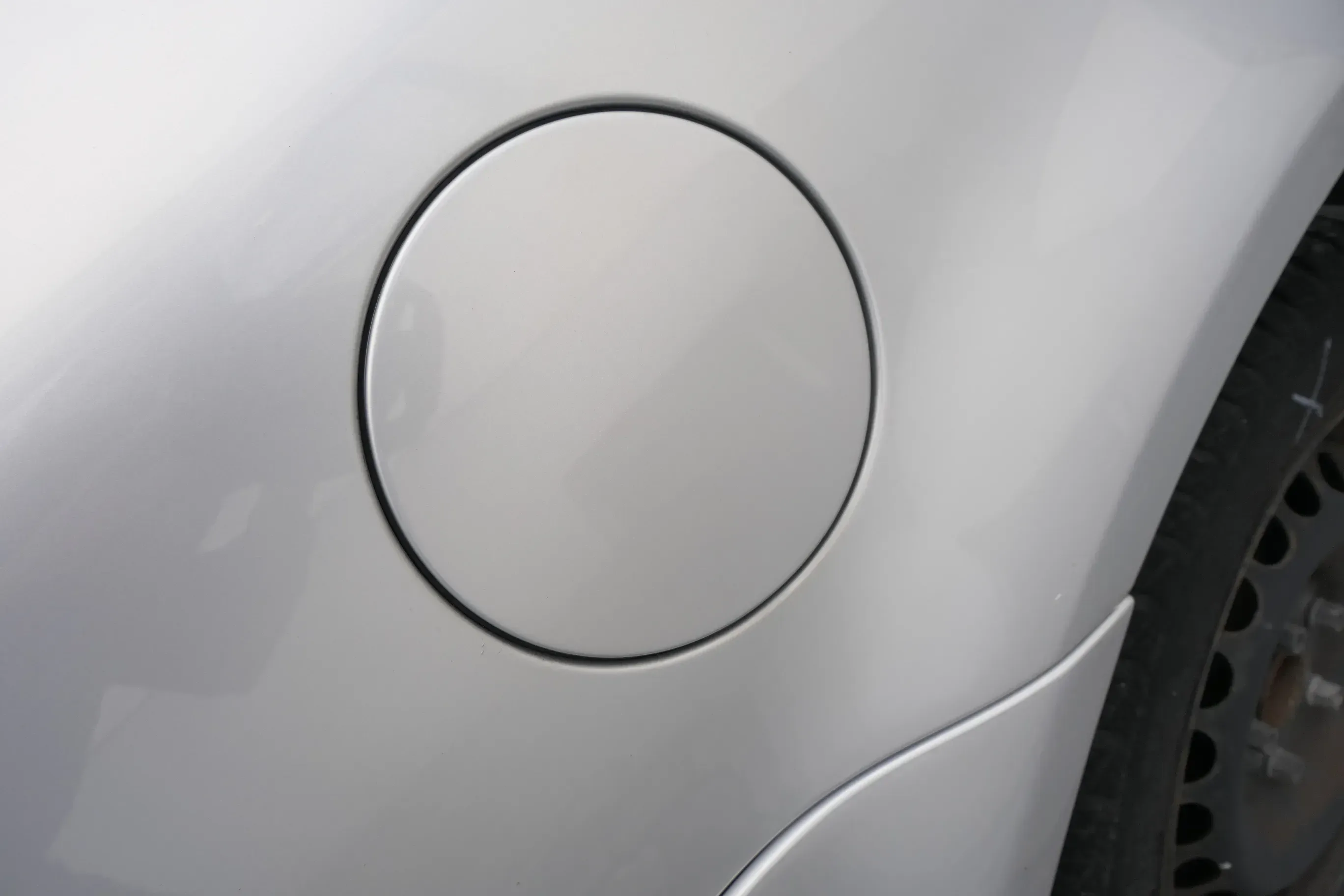 VW Passat 3B5 3B2 Kombi Tankdeckel Klappe Tankklappe Deckel Tank silber LB7Z - Bild 1